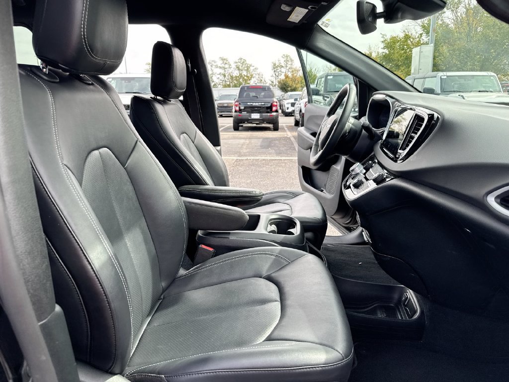 Used 2025 Chrysler Pacifica Select FWD image 21