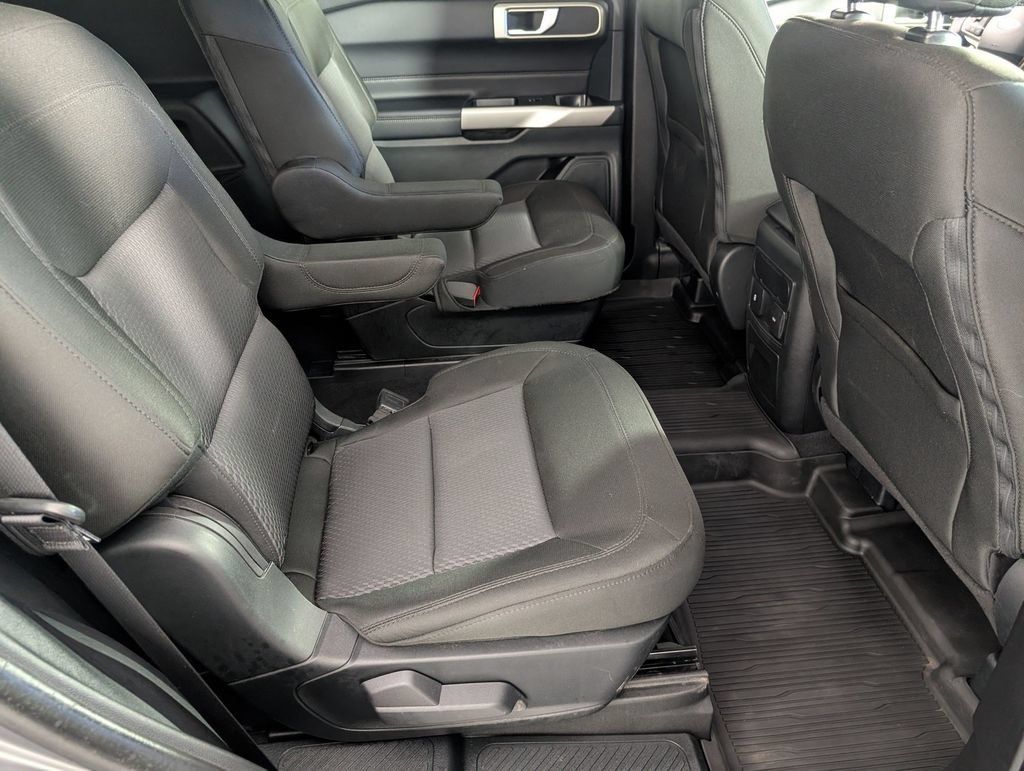 Used 2023 Ford Explorer XLT AWD/4WD image 32
