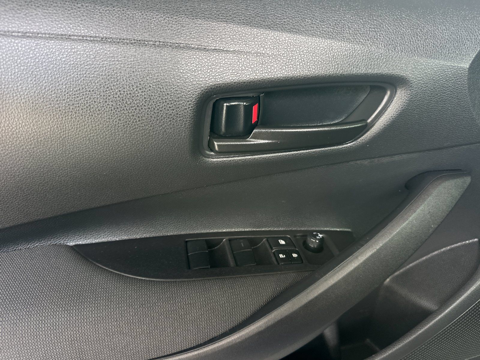 Used 2025 Toyota Corolla LE FWD image 10