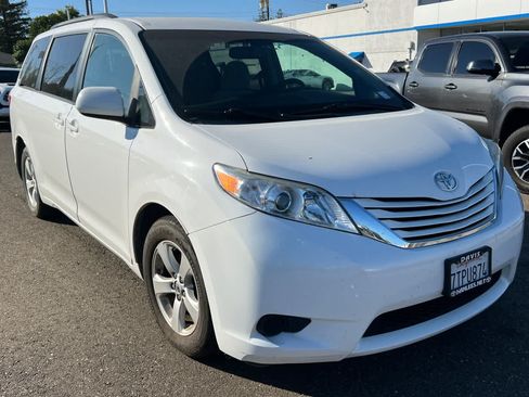 Used 2016 Toyota Sienna LE FWD image 3