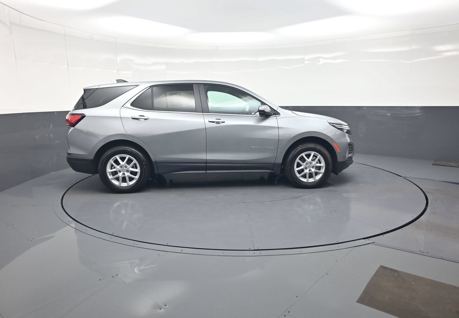 Used 2024 Chevrolet Equinox LT AWD/4WD image 2