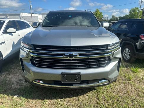 Used 2023 Chevrolet Suburban LT w/ Luxury Package RWD image 2