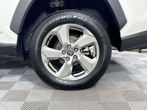 Used 2021 Toyota RAV4 XLE Premium image 4