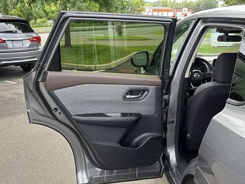 Used 2023 Nissan Rogue SV AWD/4WD image 22