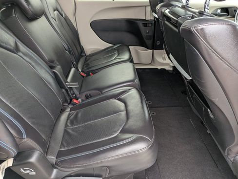 Used 2021 Chrysler Pacifica Touring-L w/ Uconnect Theater Family Group FWD image 17