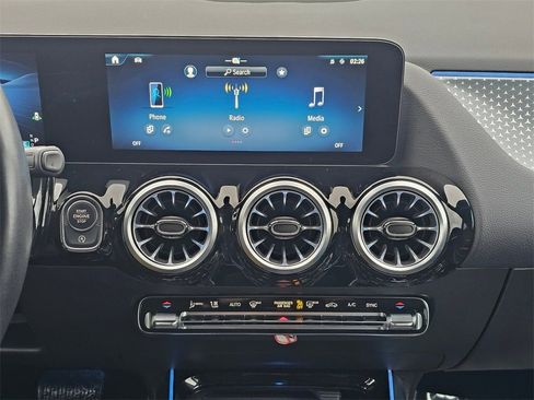 Used 2025 Mercedes-Benz GLA 250 4MATIC image 13