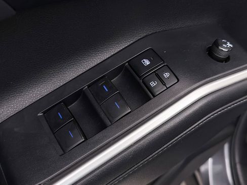 Used 2022 Toyota Highlander XLE FWD image 17