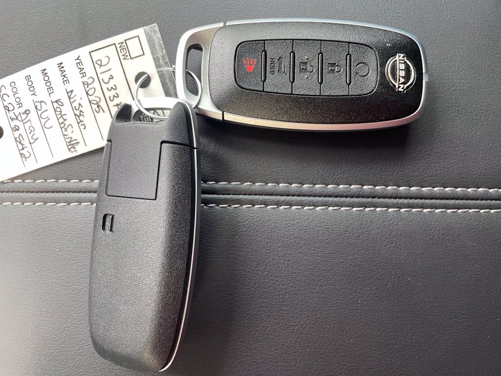 Used 2025 Nissan Pathfinder SV FWD image 17
