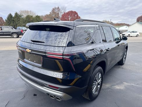 Used 2025 Chevrolet Traverse LT image 3