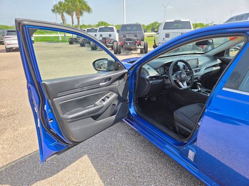 Used 2025 Nissan Altima 2.5 SV FWD image 12