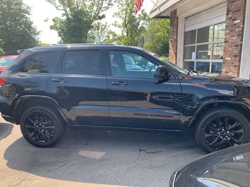 Used 2018 Jeep Grand Cherokee Altitude AWD/4WD image 4