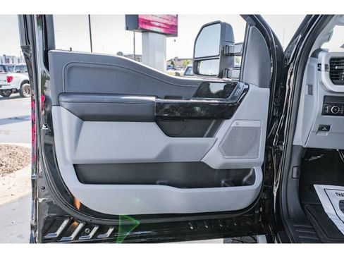 Used 2025 Ford F250 XLT w/ Black Appearance Package image 6