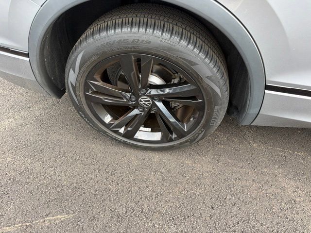 Certified 2024 Volkswagen Tiguan SE R-Line AWD/4WD image 30