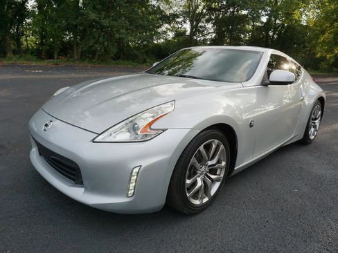 Used 2014 Nissan 370Z Touring RWD image 4