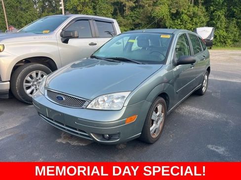 Used 2006 Ford Focus ZX5 Hatchback FWD image 2
