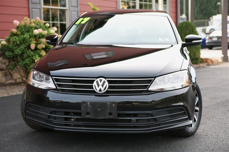 Used 2017 Volkswagen Jetta SE FWD image 2