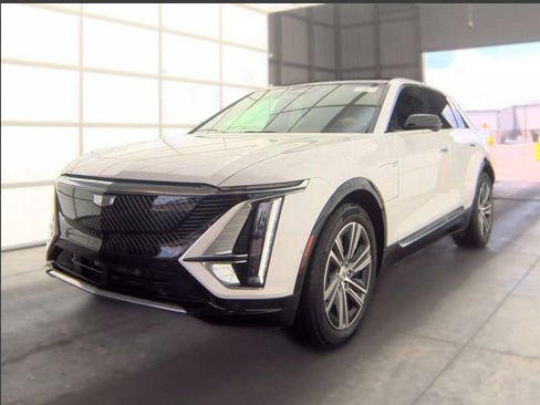Certified 2024 Cadillac Lyriq Luxury AWD/4WD image 3