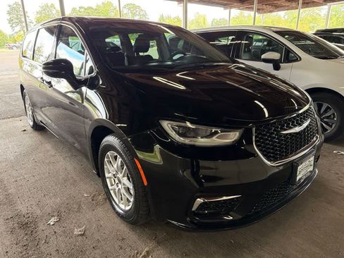 Used 2024 Chrysler Pacifica Touring-L FWD image 1