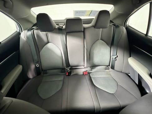 Used 2021 Toyota Camry LE image 32