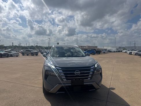 Certified 2025 Nissan Rogue SL w/ SL Premium Package image 3