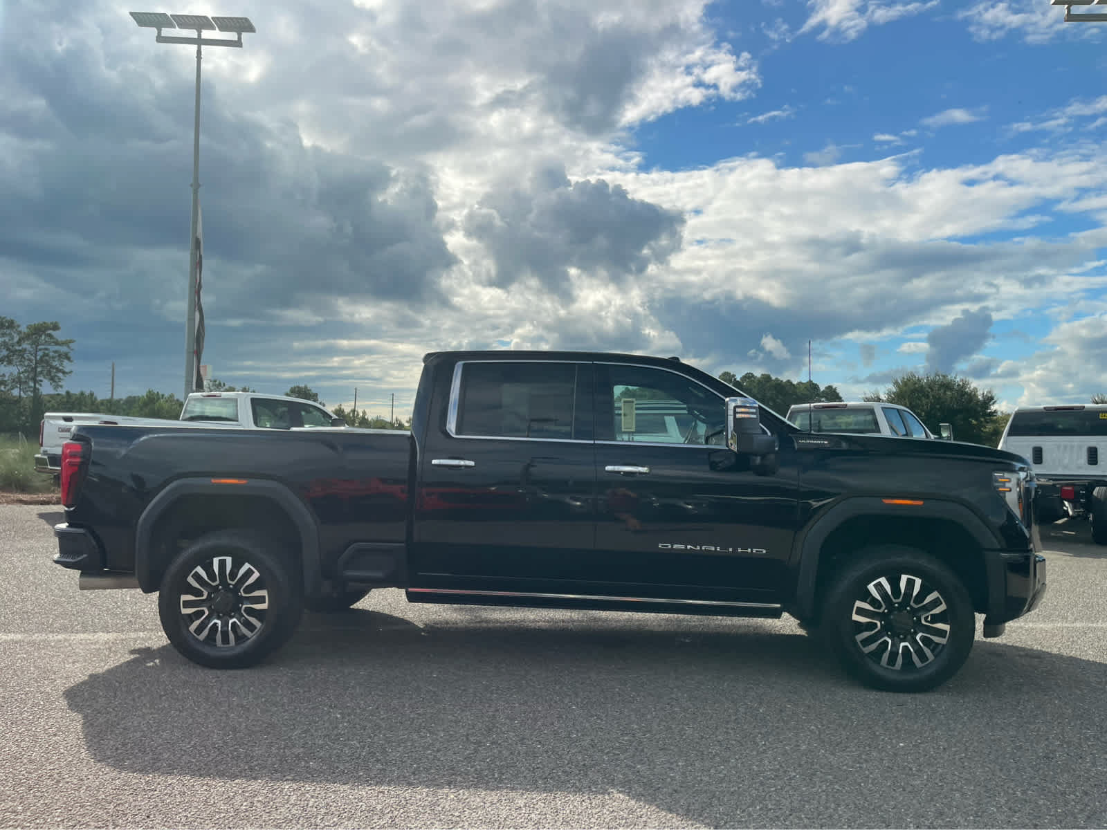 Used 2024 GMC Sierra 2500 Denali Ultimate AWD/4WD image 4