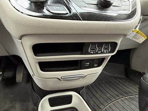 Used 2022 Chrysler Pacifica Touring-L image 19
