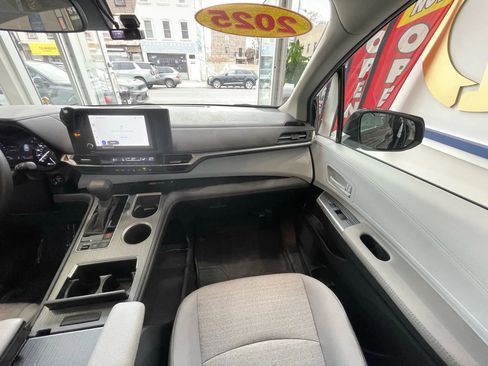 Used 2025 Toyota Sienna LE image 20