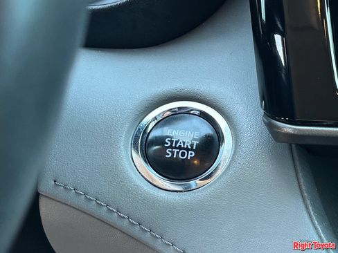 Used 2023 Toyota Highlander XLE FWD image 25