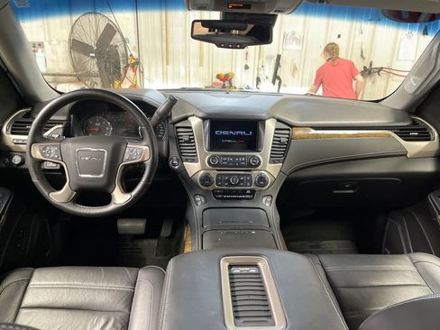 Used 2017 GMC Yukon Denali AWD/4WD image 18