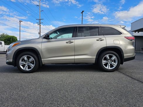 Used 2014 Toyota Highlander Limited Platinum AWD/4WD image 2