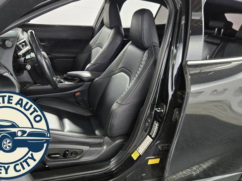 Used 2021 Lexus UX 200 image 23