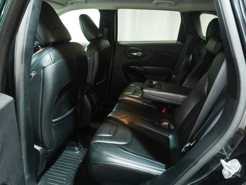 Used 2019 Jeep Cherokee Latitude Plus AWD/4WD image 12