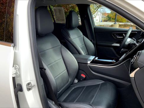 Used 2024 Mercedes-Benz GLC 300 4MATIC w/ Driver Assistance Package image 7