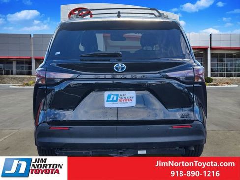 Used 2023 Toyota Sienna XLE Woodland Edition image 7