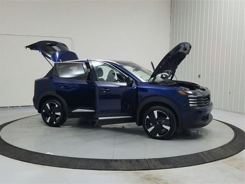 New 2026 Nissan Kicks SR image 9