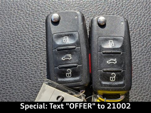 Used 2014 Volkswagen Eos w/ Sport Package image 30