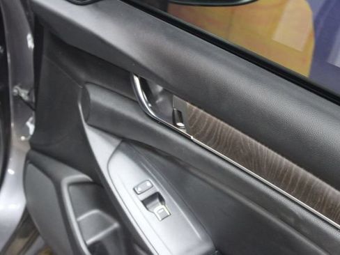 Used 2019 Honda Accord Touring image 11