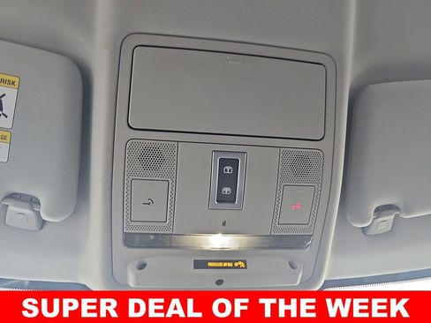 Used 2019 Land Rover Range Rover Evoque SE Premium image 31