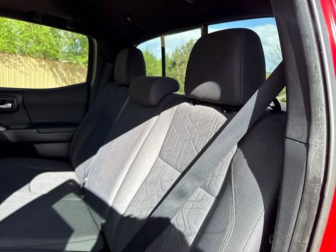 Used 2016 Toyota Tacoma TRD Off-Road AWD/4WD image 19