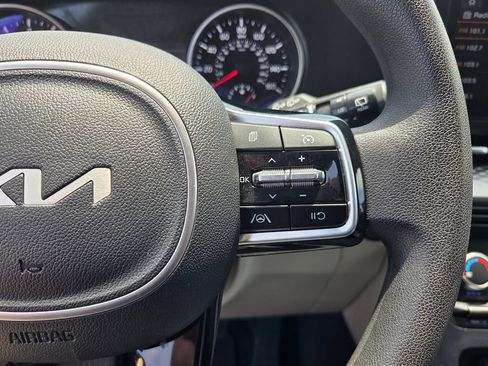 Used 2022 Kia Carnival LX FWD image 23