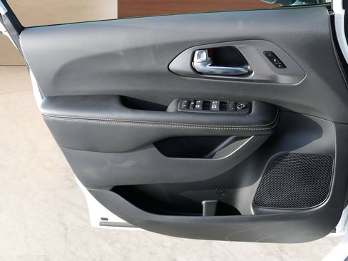 New 2026 Chrysler Pacifica Select FWD image 10