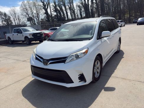 Used 2020 Toyota Sienna LE image 2