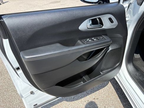 Used 2025 Chrysler Pacifica Limited FWD image 10