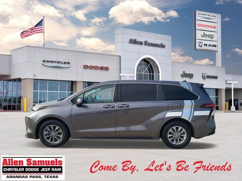 Used 2022 Toyota Sienna LE image 1