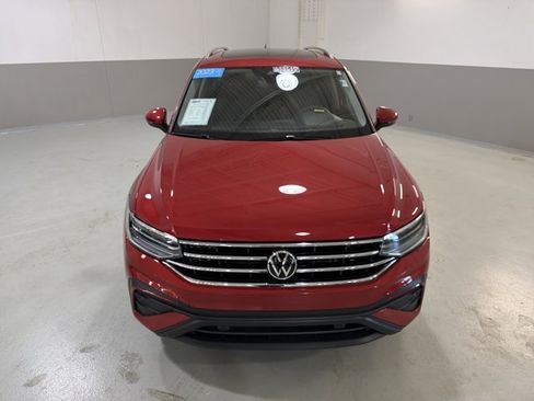 Certified 2023 Volkswagen Tiguan SE w/ Panoramic Sunroof Package FWD image 3