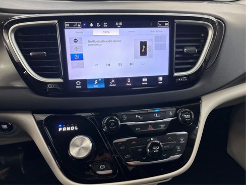 Used 2023 Chrysler Pacifica Touring-L FWD image 46
