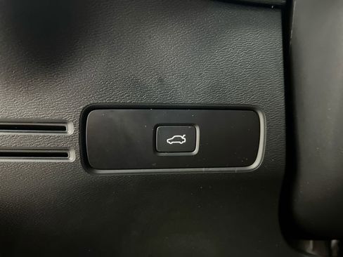Used 2024 Volvo XC40 B5 Plus AWD/4WD image 18