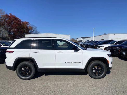 New 2025 Jeep Grand Cherokee Laredo image 2