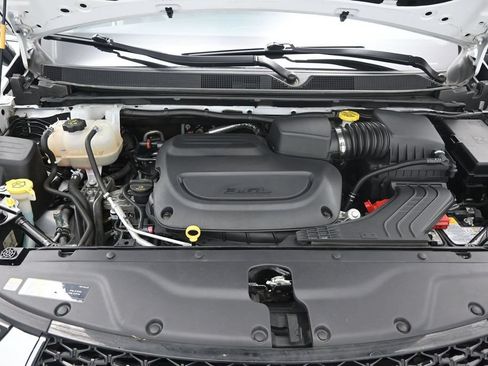 Used 2024 Chrysler Pacifica Touring-L FWD image 12