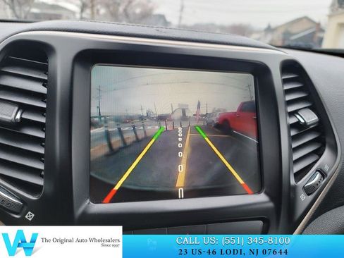 Used 2017 Jeep Cherokee Latitude w/ Safety/Convenience Group image 19